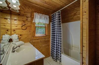 Creekview upper level bathroom with tub/shower combo