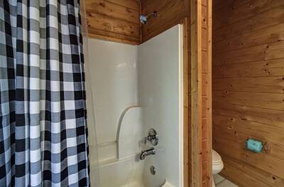 Creekview main level bathroom with tub/shower combo