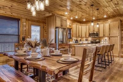 Cozy Cub Cabin dining area and fully furnished kitchen