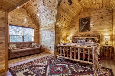 Cozy Cub Cabin upper level bedroom
