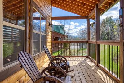 Cozy Cub Cabin covered entry deck
