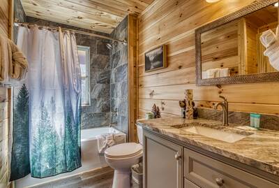 Singing in the Smokies upper level bathroom with tub/shower combo