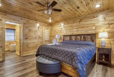 Singing in the Smokies upper level bedroom with private bathroom