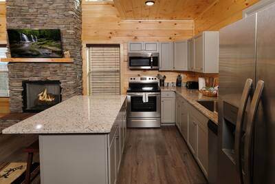Pine View Lodge fully furnished kitchen with granite countertops and stainless steel applilances