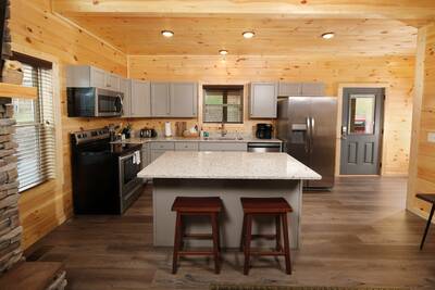 Pine View Lodge kitchen island and fully furnished kitchen