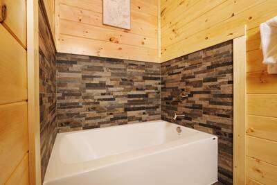 Pine View Lodge upper level bathroom with spa soaking tub