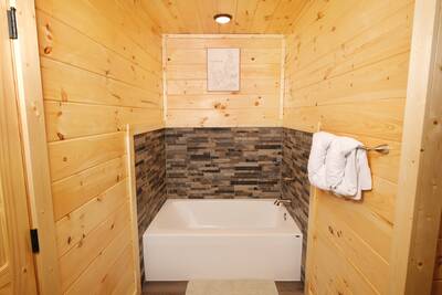 Pine View Lodge upper level bathroom spa soaking tub
