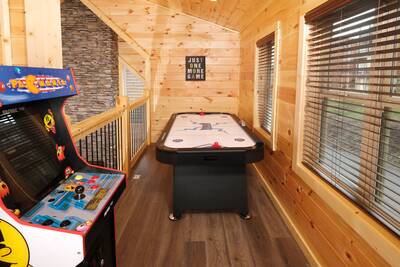 Pine View Lodge upper level loft area with arcade game and air hockey table