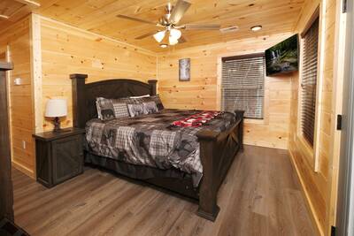 Pine View Lodge upper level bedroom with king size bed