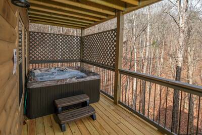 Pine View Lodge lower level deck with hot tub