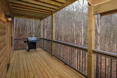 Pine View Lodge main level deck with gas grill