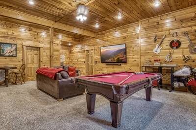 Katies Lodge lower level game room with pool table