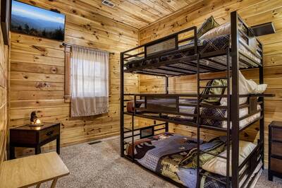 Katies Lodge lower level bedroom with bunk beds