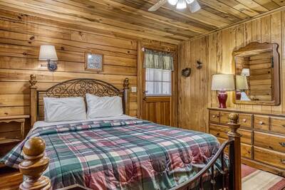 Walden Ridge Retreat bedroom with queen size bed