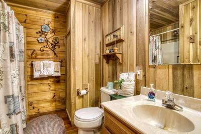 Walden Ridge Retreat bathroom 2 with tub/shower combo