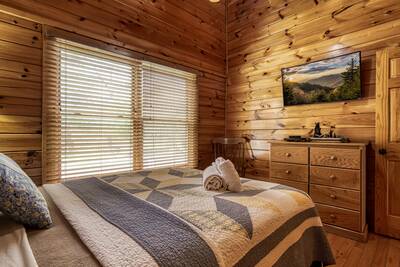 River Falls bedroom with queen size bed