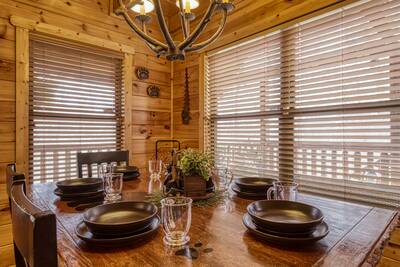 Bearfoots Cozy Cabin dining table