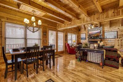 Bearfoots Cozy Cabin dining table and living room