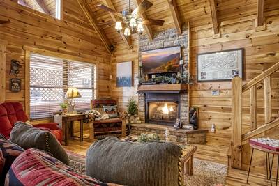 Bearfoots Cozy Cabin living room with seasonal gas fireplace