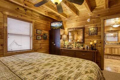 Bearfoots Cozy Cabin main level bedroom
