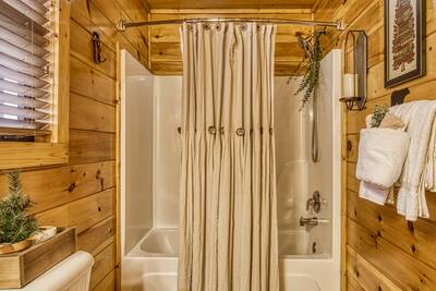 Bearfoots Cozy Cabin main level bathroom with tub/shower combo