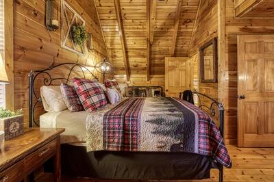 Bearfoots Cozy Cabin upper level bedroom with king size bed
