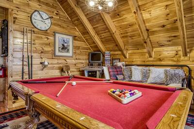 Bearfoots Cozy Cabin loft area with bowling game and pool table