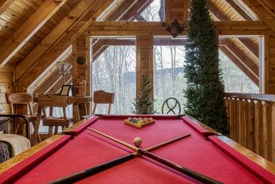Bearfoots Cozy Cabin loft area with pool table