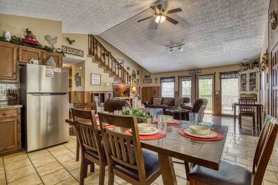 Moose Haven Cabin dining table and kitchen