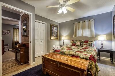 Four Bearoom Cottage bedroom with queen size bed