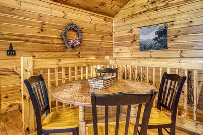 Getaway Mountain Lodge dining table