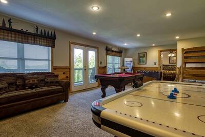 Getaway Mountain Lodge lower level game room with air hockey table and pool table