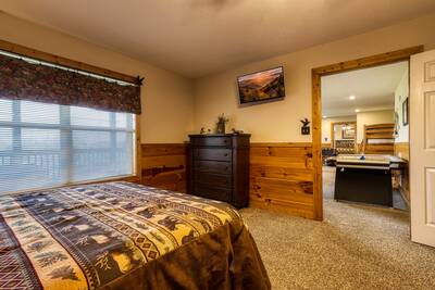 Getaway Mountain Lodge lower level bedroom with 32 inch TV