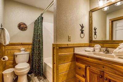 Getaway Mountain Lodge lower level bathroom with tub/shower combo