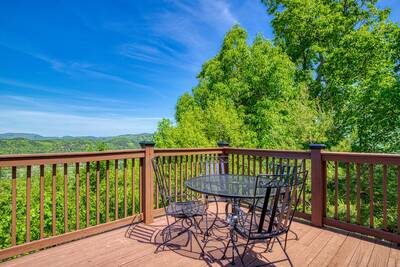 Getaway Mountain Lodge front deck with table and chairs