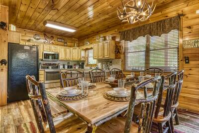Antler Run dining area and fully furnished kitchen