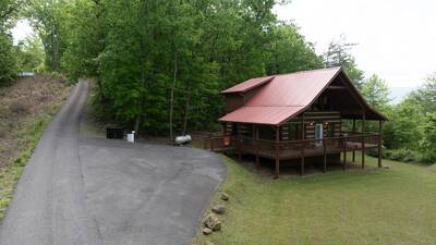 Two Bedroom Cabin Rental with Pool Table and easy entrance into the cabin with no steps