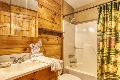Campfire Lodge main level bathroom with tub shower combo