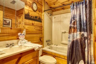 Campfire Lodge upper level bathroom with tub/shower combo