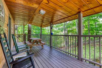 Campfire Lodge wraparound covered deck with picnic table
