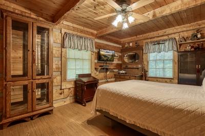 Striking in the Smokies bedroom two with queen size bed