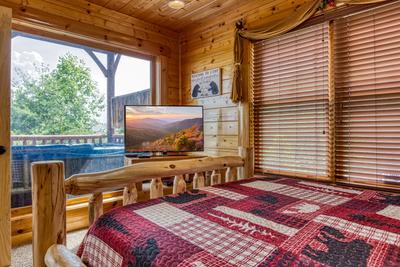 Bear's View bedroom with queen size bed