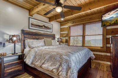 Secluded Summit bedroom with king size bed