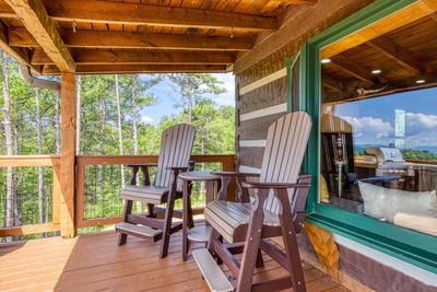 Secluded Summit front deck with high top table and chairs