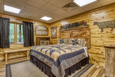 Creekside Lodge king size bed