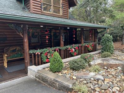 Creekside Lodge Winterfest decorations