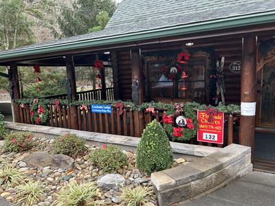 Creekside Lodge Winterfest decorations