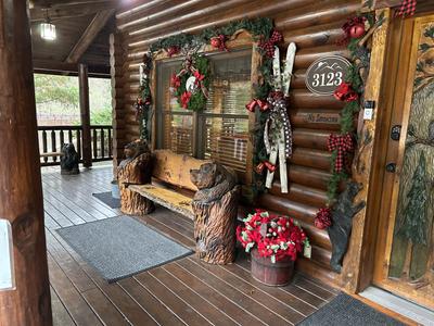 Creekside Lodge Winterfest decorations