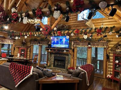 Creekside Lodge holiday decorations