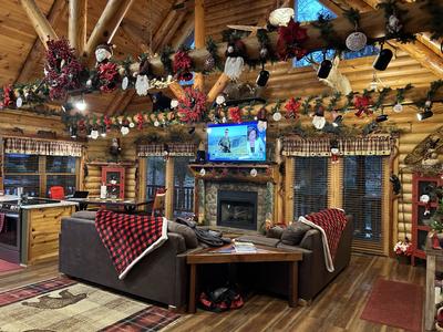 Creekside Lodge holiday decorations